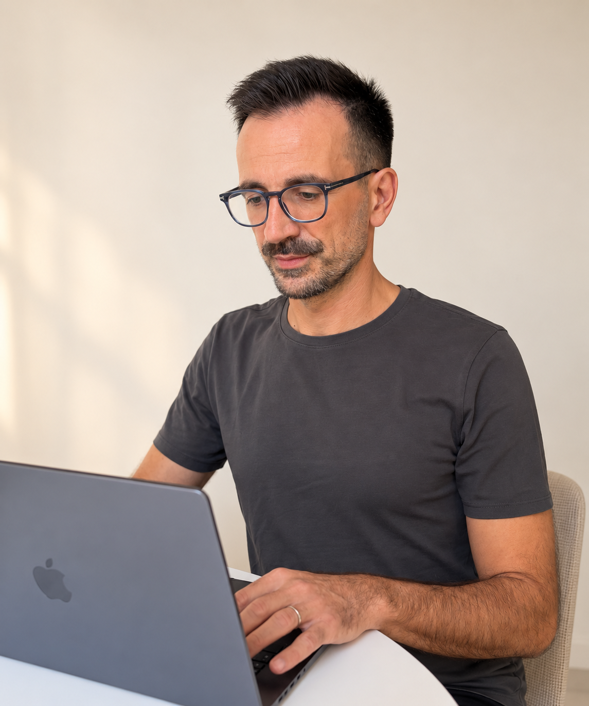 Walter trabajando con su portátil